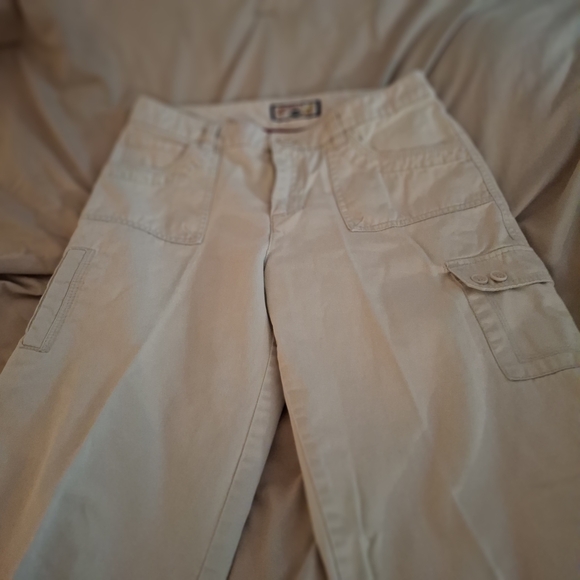 Caribbean Joe Women's Cream Colored Cargo Capris - Picture 5 of 8